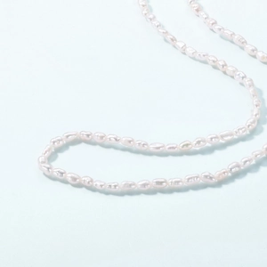 Collana minimalista in argento 925 con delicate perle di riso bianche naturali