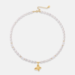 Détail du collier en argent S925 avec pendentif papillon doré et perles d'eau douce