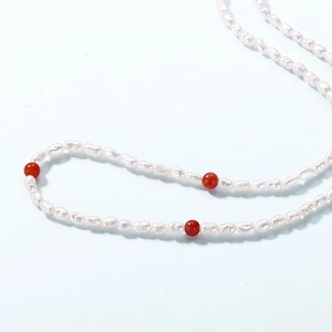 Collier élégant avec perles d'eau douce naturelles et perles d'agate rouge au style vintage