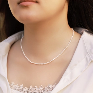 Collana minimalista in argento 925 con perle d'acqua dolce da 2-3mm stile choker