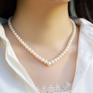 Élégant collier en argent 925 avec perles blanches naturelles porté par un mannequin chic