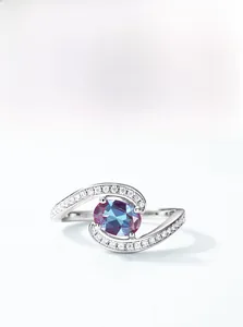 Makroaufnahme eines S925 Silberrings mit ovalem Alexandrit und seitlichen Diamanten
