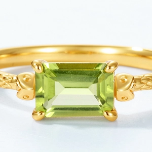 Elegant S925 silver gold-plated ring featuring an emerald-cut natural peridot gemstone