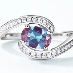 Makroaufnahme von S925 Silberring mit Alexandrit-Stein und mikro-pavé weißen Zirkonia