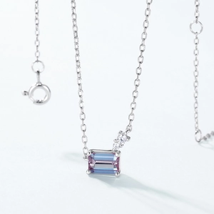 Halskette aus 925er Silber mit rechteckigem Alexandrit-Stein und Zirkonia-Akzenten