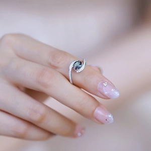 Luxuriöser S925 Silberring mit ovalem Alexandrit und feiner Pavé-Fassung für Damen