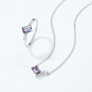 Schmuckset aus 925er Silber mit Alexandrit-Halskette und Ring auf weißem Hintergrund