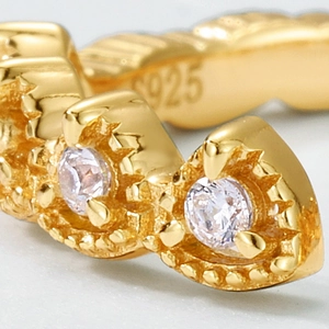 Macro di anello in argento S925 dorato 18K con trama a rilievo vintage e pietre di zircone