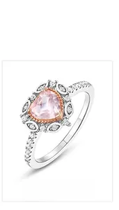 Détail macro d'une bague avec pierre rose en cœur et bordure perlée en or rose et diamants