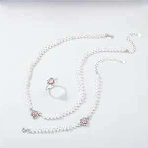 Ensemble détaillé de collier de perles, bracelet et bague cœur rose pour femme