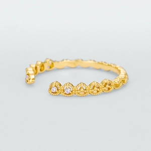 Anello aperto regolabile dorato con motivi a onde vintage traforate e zirconi luminosi