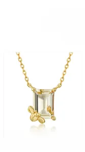 Détail d'un collier en quartz citron avec petite abeille dorée sur chaîne en argent 925
