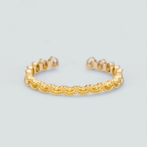 Elegante anello aperto dorato con motivo a onde di pizzo e zirconi incastonati