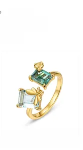 Bague ajustable dorée avec cristaux carrés et breloques de coccinelle et libellule