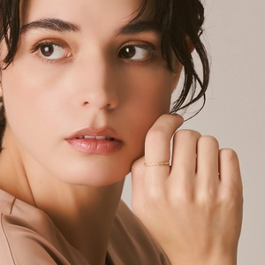 Elegante anello in oro 18 carati con filigrana pizzo e zircone, stile minimalista