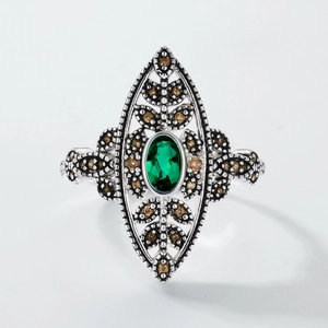 Vintage 925 sterling silver leaf ring with emerald stone and milgrain detail