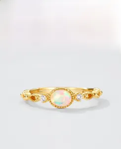 Détail de la bague plaquée or avec opale synthétique ovale et anneau ciselé ajouré