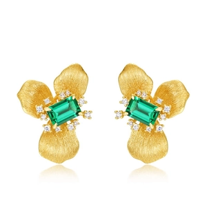 Pendientes vintage de plata S925 cepillada con esmeralda cultivada y detalles de circonita