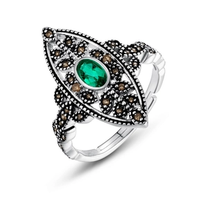 Vintage 925 sterling silver leaf ring with emerald green stone and oxidized carving
