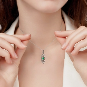 Vintage marquette emerald pendant necklace in S925 silver on white blazer model