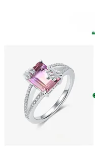 Makro-Detail des S925 Silberrings mit rechteckigem Amethyst und geteiltem Band