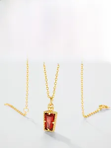 Vue macro détaillée du pendentif flacon de parfum en argent avec grenat rouge