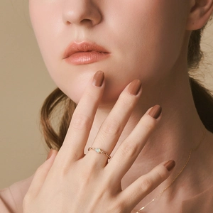 Bague élégante en argent S925 plaqué or avec motifs évidés et opale synthétique colorée