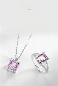 Detailansicht eines Ametrin Schmucksets mit rechteckigem Anhänger und Ring in Silber