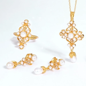 Parure bijoux perles baroques vintage avec collier, boucles d'oreilles et bague dorés