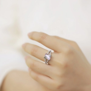 Rosa Quarzkristallring am Finger mit kreuzförmigem S925 Silberband vergoldet