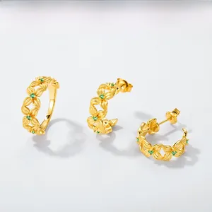 Details von Vintage Blumenschmuck-Set mit grünen Steinen und gebürstetem Gold