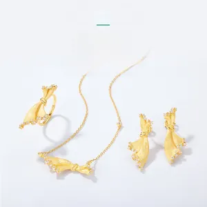 Vue détaillée de l'ensemble de bijoux en or brossé avec design de jupe plissée et zircon