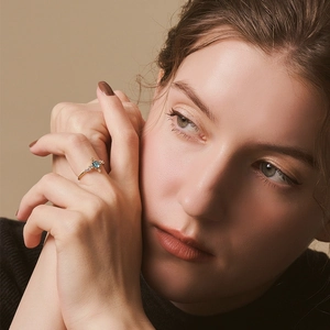 Vintage gold plated S925 silver ring with London blue topaz on a model's hand
