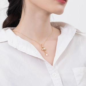 Détail du collier en argent S925 avec pendentif perle style vintage sur un mannequin