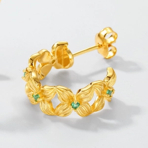 Luxuriöse goldene Kleeblatt-Creolen mit grünen Steinen und feiner Sandstrahl-Veredelung