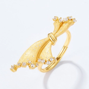 Bague vintage dorée style jupe avec cristaux étincelants pour un look chic