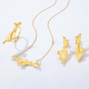 Parure de bijoux en or brossé style soie avec pendentif texturé, bague et boucles