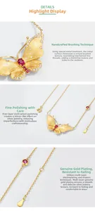 Gros plan du collier papillon en or brossé orné d'une pierre rouge et de diamants