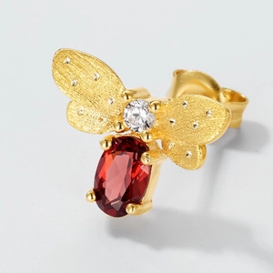 Luxe S925 bee stud earring with 10K gold plating and oval garnet stone detail