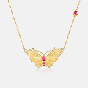 Elegante gouden vlinderketting met magenta edelstenen en een geborstelde textuur