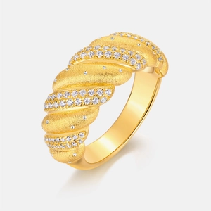 Bague croissant dorée élégante avec finition sablée et pavé de pierres en zircon