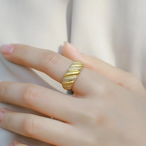 Bague croissant en argent S925 plaqué or avec pavé de zircons étincelants