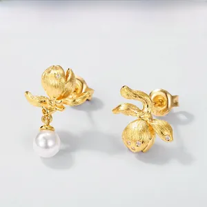 Detailansicht der gebürsteten Gold-Blumenohrringe mit Perle und S925-Silberstempel