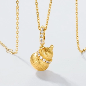 Vue détaillée du pendentif gourde en argent S925 or 10K brossé avec diamants incrustés