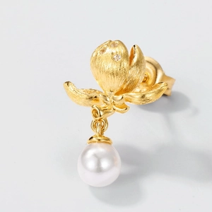 Handgefertigter gebürsteter Gold-Ohrstecker mit Blume, weißer Perle und Zirkonia