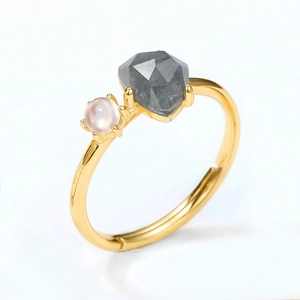 Minimalist S925 silver gold-plated ring with grey labradorite stone and small pink pearl