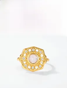 Détail macro de la bague en argent 925 doré avec pierre de lune naturelle et zircons