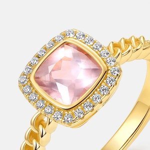 Detailed macro view of a gold S925 silver ring featuring a pink quartz and cuban chain band