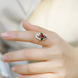 Vintage style 925 sterling silver ring with red garnet stone and black shell design