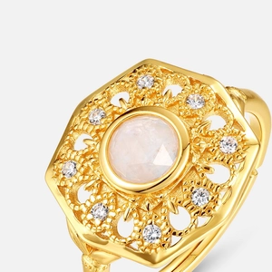 Gros plan sur bague tournesol en argent 925 avec pierre de lune et détails évidés